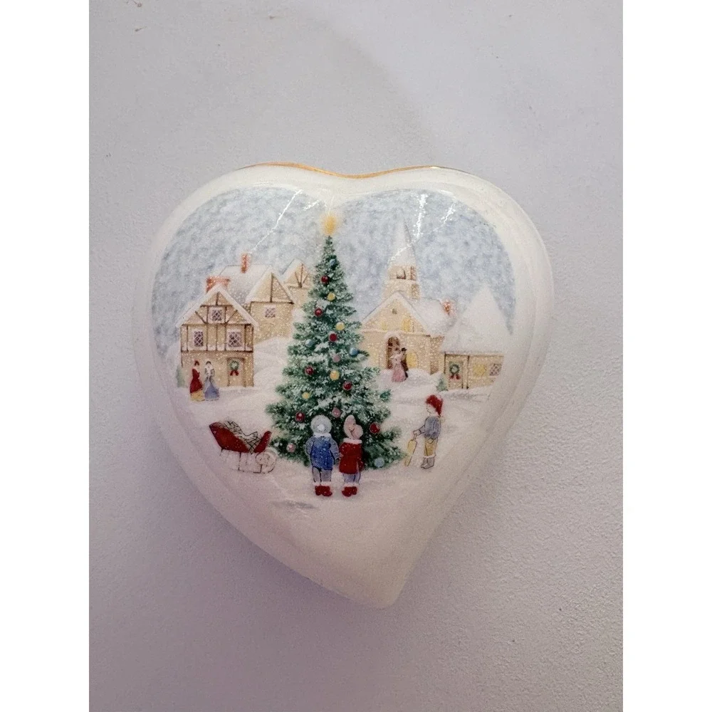 Mikasa MERRY CHRISTMAS Holiday Covered Heart Shaped Bowl‎ Trinket Box - FX032
